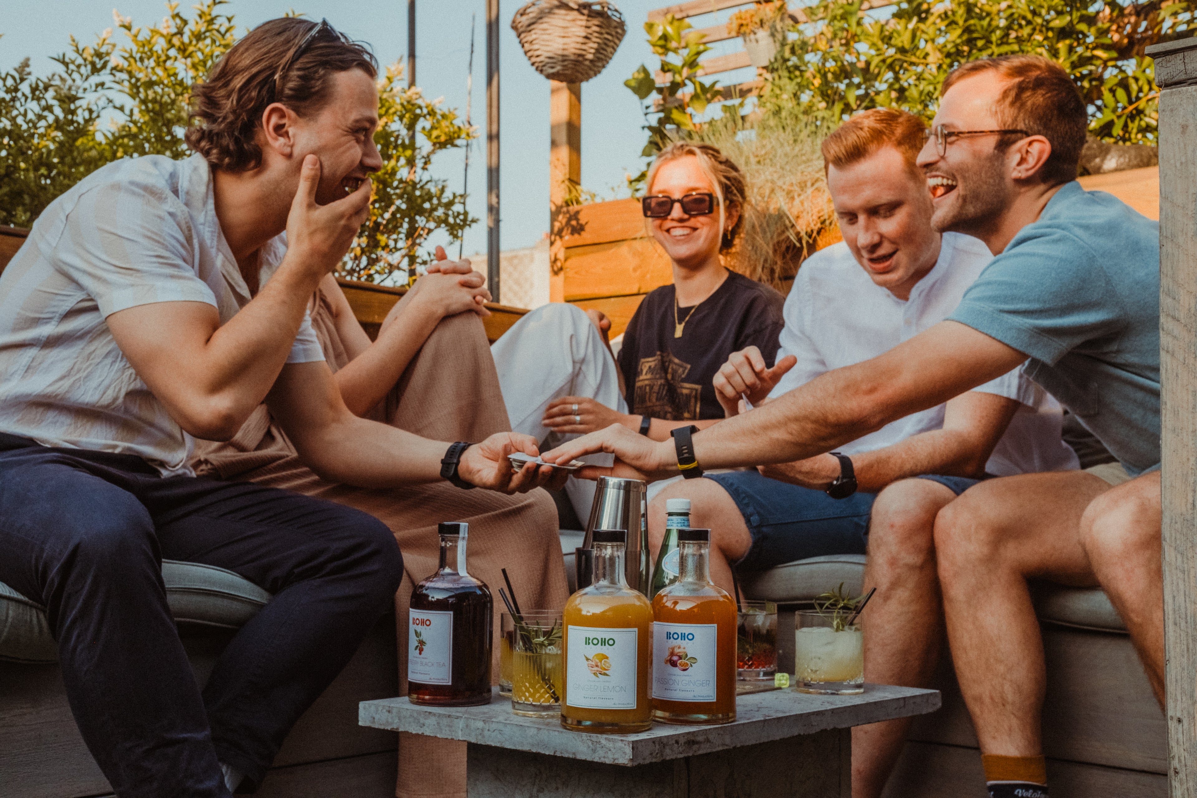Mensen die gezellig een limonade van BOHO Syrups drinken