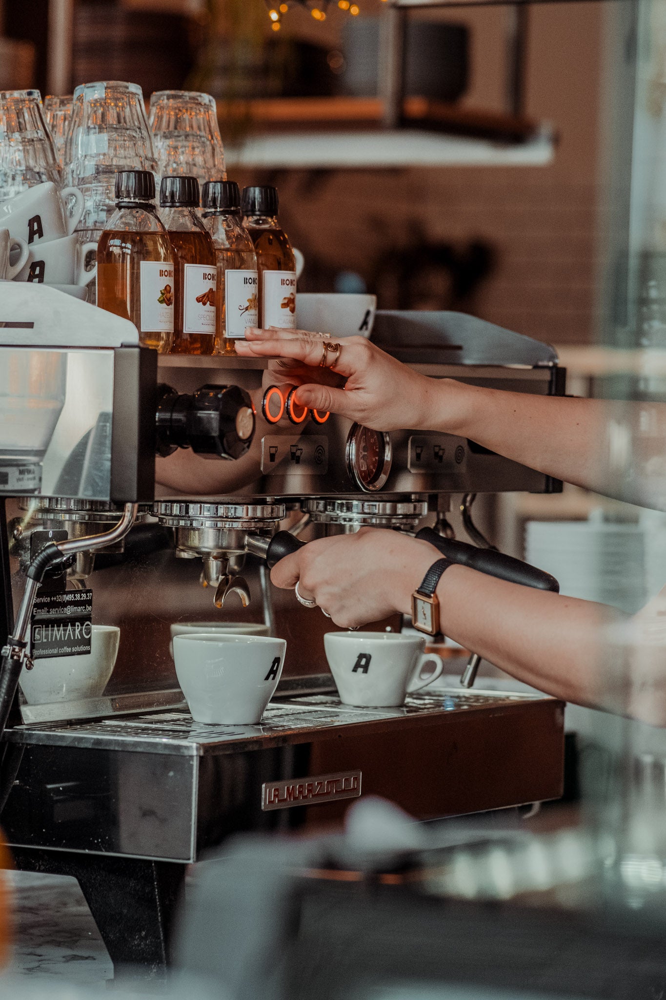 Koffieapparaat met BOHO koffiesiroop flesjes bovenop – vanille, karamel, hazelnoot en speculoos als perfecte toevoeging voor koffiecreaties