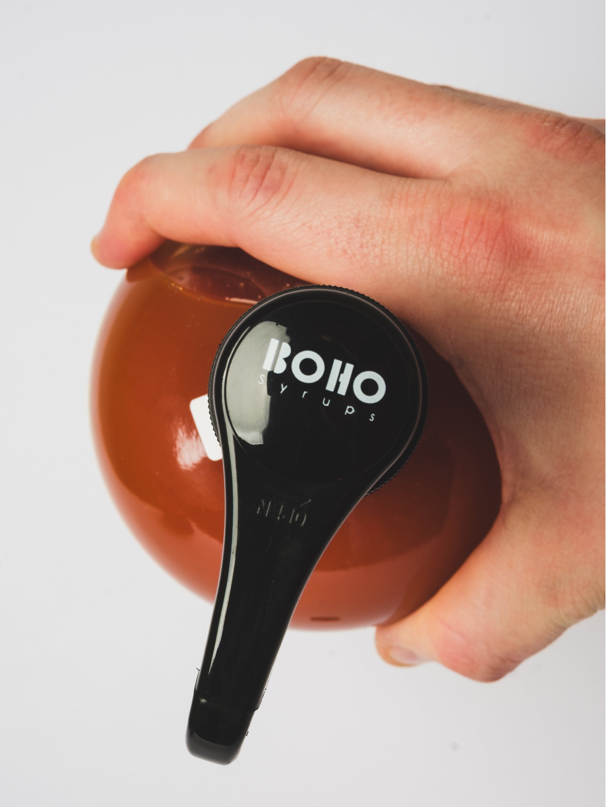 Siroop pomp van BOHO Syrups gezien van bovenaanzicht – handig accessoire voor het doseren van siropen"
