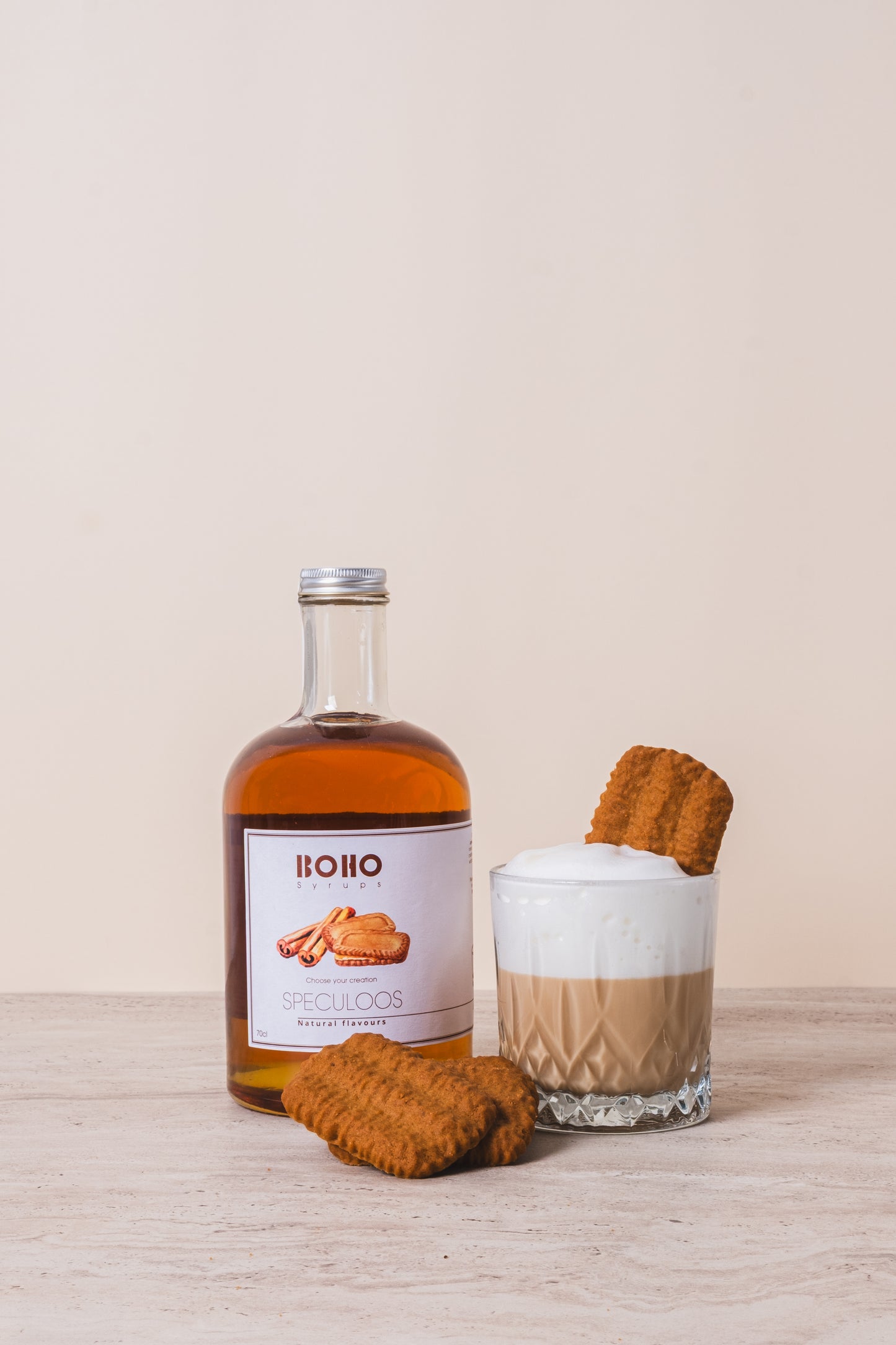 Fles BOHO speculaas siroop met daarnaast een latte macchiato – kruidige koffiesmaak met winterse gezelligheid