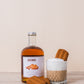 Fles BOHO speculaas siroop met daarnaast een latte macchiato – kruidige koffiesmaak met winterse gezelligheid